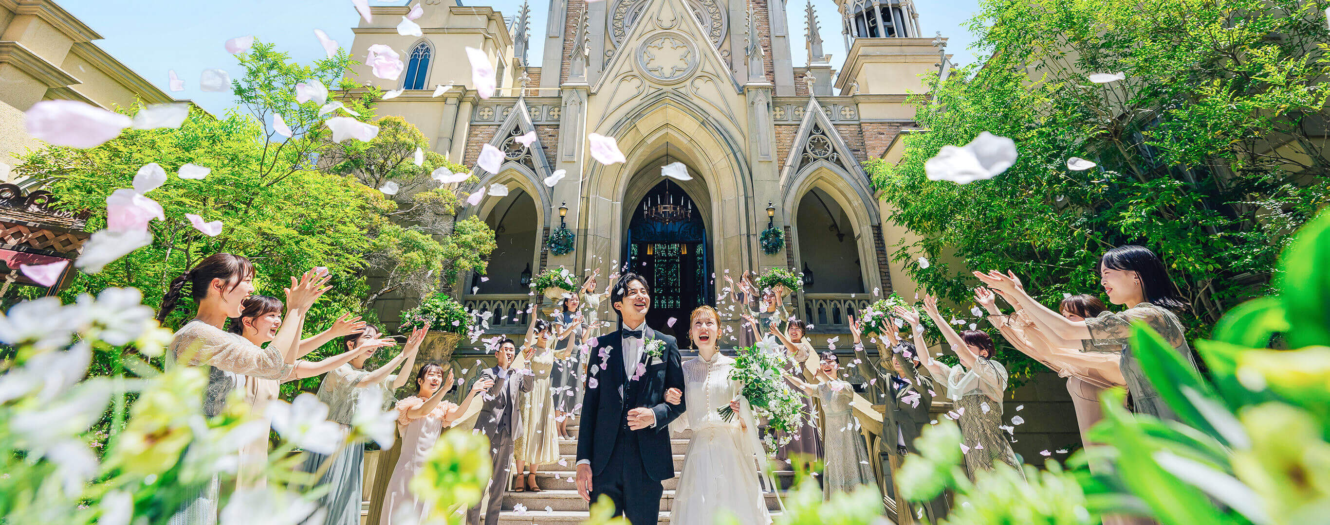 結婚式で祝福されている様子